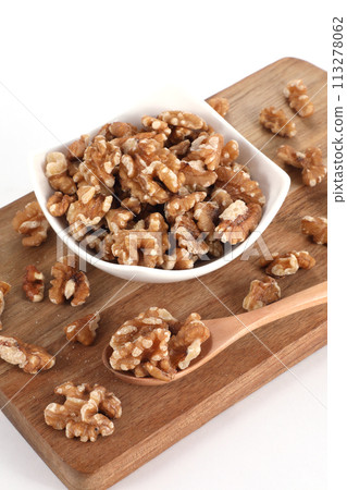 核桃在盤子裡服務 113278062