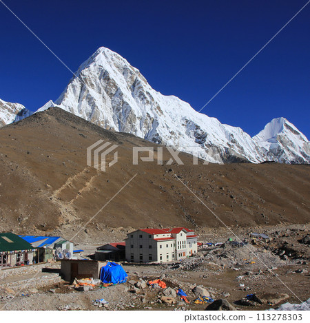 Small hotels in Gorakshep, last lodges before the EVerest Base Camp, Nepal. 113278303