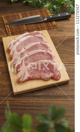 豬里脊肉在砧板上 豬里脊肉在砧板上 113278567