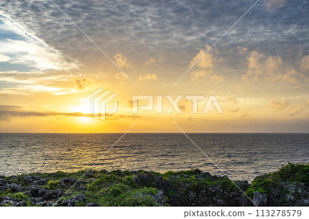 [Okinawa Prefecture] The ocean at dusk 113278579
