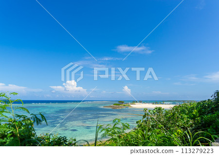 [沖繩縣] 夏天清澈的藍天和熱帶海洋 113279223