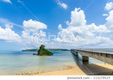 [沖繩縣] 夏天清澈的藍天與古宇利大橋 113279525