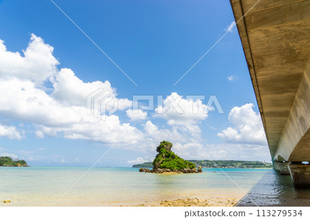 [Okinawa Prefecture] A clear, blue summer sky and Kouri Bridge 113279534