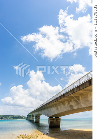 [Okinawa Prefecture] A clear, blue summer sky and Kouri Bridge 113279535