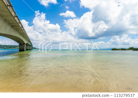 [沖繩縣] 夏天清澈的藍天與古宇利大橋 113279537