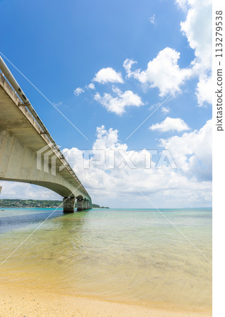 [沖繩縣] 夏天清澈的藍天與古宇利大橋 113279538
