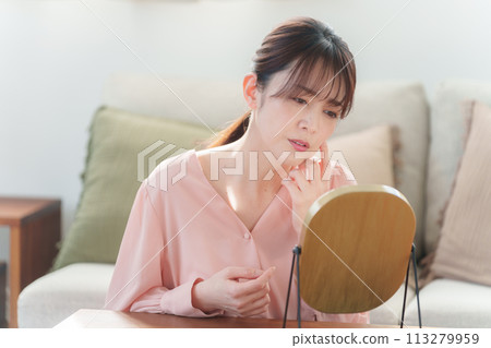 中年婦女照鏡子檢查皮膚(美容/護膚) 中年婦女照鏡子檢查皮膚(美容/護膚) 113279959