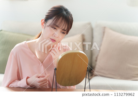 中年婦女照鏡子檢查皮膚(美容/護膚) 中年婦女照鏡子檢查皮膚(美容/護膚) 113279962