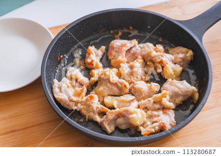 Grilled salted garlic chicken skirt steak 113280687