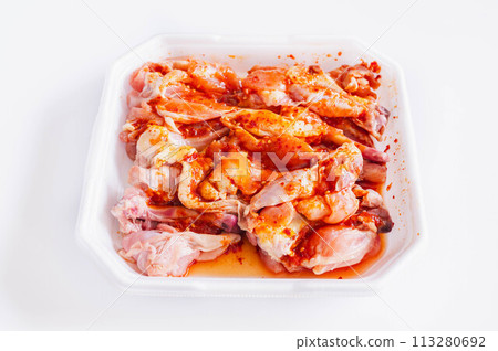 打開雞翅，用甜辣醬醃製 113280692