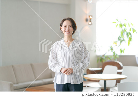 中年婦女站在客廳裡 中年婦女站在客廳裡 113280925