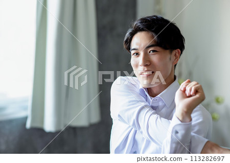 清爽的年輕人伸展運動 清爽的年輕人伸展運動 113282697