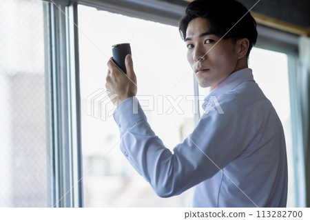 喝罐裝咖啡提神醒腦的男人 喝罐裝咖啡提神醒腦的男人 113282700