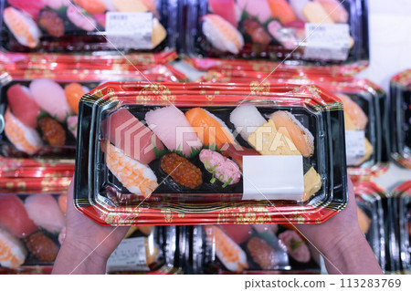 拿著包裝好的壽司的孩子的手 113283769