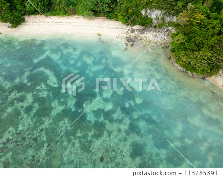 White sand and turquoise water and sea waves in Ilig Iligan Beach. Boracay, Philippines. 113285391