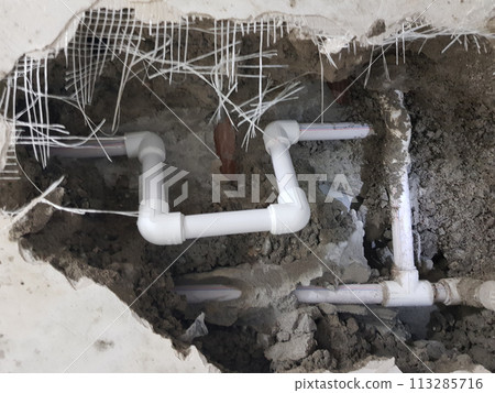 Polypropylene plumbing pipes in the wall. New construction of the bathroom or kitchen 113285716