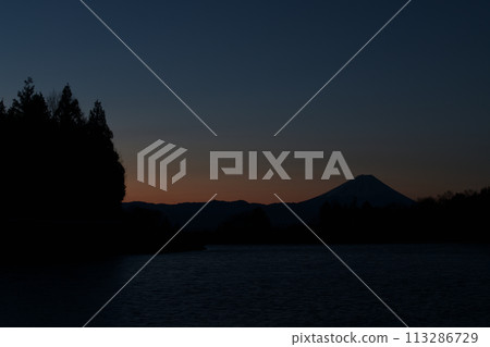 Before dawn, when the southeastern sky begins to turn crimson, the wind creates small waves on the water's surface, and the dawn approaches Fuji. Before dawn, when the southeastern sky begins to turn crimson, the wind creates small waves on the water's surface, and the dawn approaches Fuji. 113286729