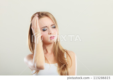 woman suffering from head pain 113286815