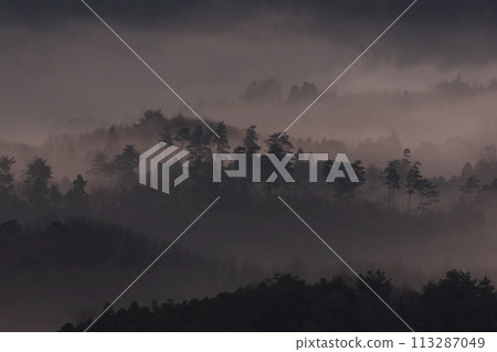 Mountains wrapped in fog Mountains wrapped in fog 113287049