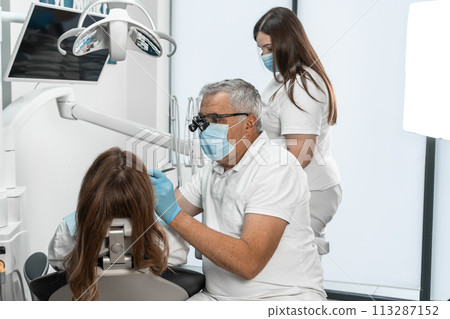 In a dental clinic, the doctor quickly and efficiently solves the patient's dental problems, providing maximum comfort and a high standard of treatment. 113287152