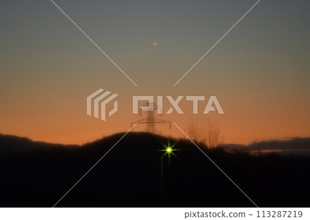 輸電塔上方的晨星升起在朱紅色的東方天空 113287219