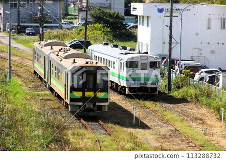 從室蘭本線車窗看到的景色：苫小牧站車庫 113288732