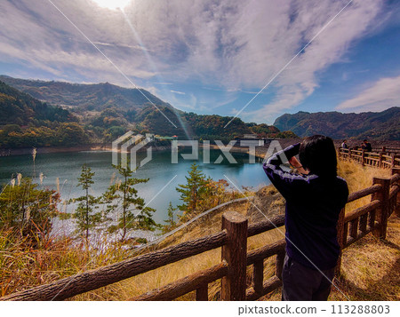 在晴朗的秋日欣賞荒川水壩的壯麗景色。 113288803
