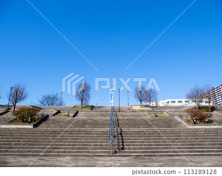 藍天與樓梯的風景 鹽入公園的展望廣場和鐘樓(東京都荒川區) 藍天與樓梯的風景 鹽入公園的展望廣場和鐘樓(東京都荒川區) 113289128