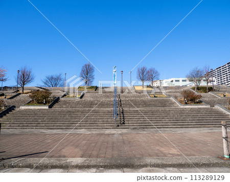 藍天與樓梯的風景 鹽入公園的展望廣場和鐘樓（東京都荒川區） 113289129