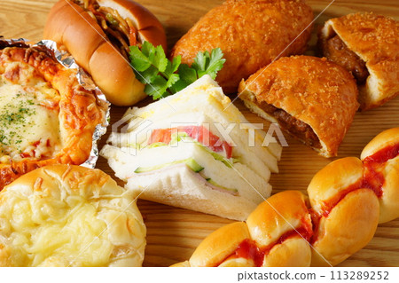 Side-dish bread, cooked bread 113289252