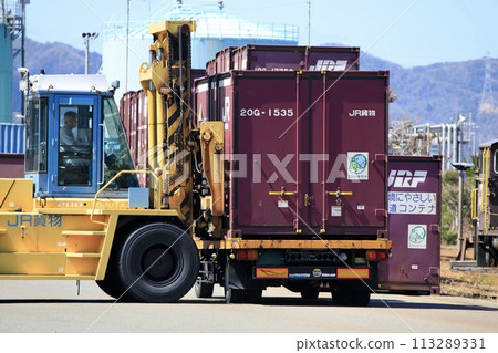 貨運列車貨櫃的裝載工作 113289331
