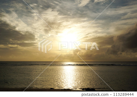 Sunset, sun and sea 113289444