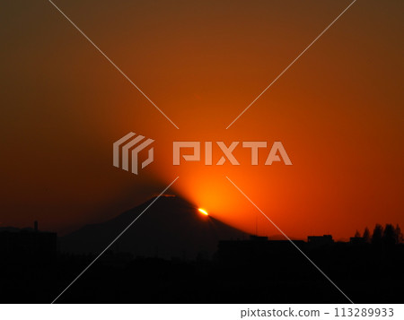 The sun setting at the foot of Mount Fuji 113289933