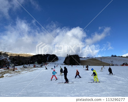 [Skiing and snowboarding] A sunny day on the slopes bustling with families (Kurumayama Kogen SKYPARK Ski Resort, Nagano Prefecture) 113290277