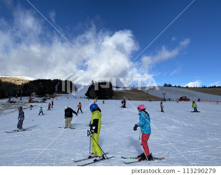 [滑雪/單板滑雪]滑雪者聚集的陽光斜坡（長野縣車山高原SKYPARK滑雪場） 113290279