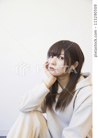 年輕女子在舞蹈室休息 113290509