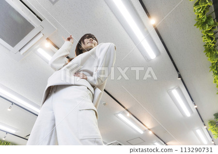 在舞蹈室跳舞的年輕女子 在舞蹈室跳舞的年輕女子 113290731