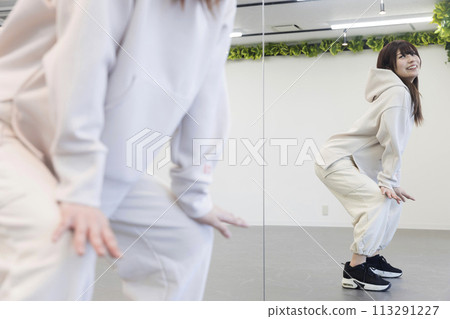 在舞蹈室跳舞的年輕女子 113291227