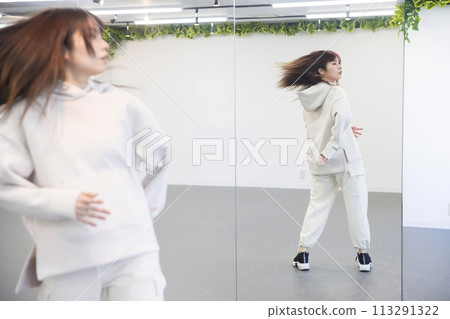 在舞蹈室跳舞的年輕女子 113291322