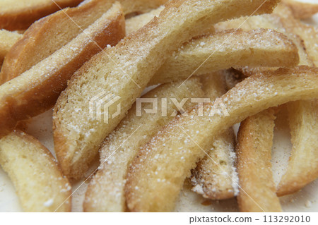 A homemade snack made from deep-fried bread crusts 113292010