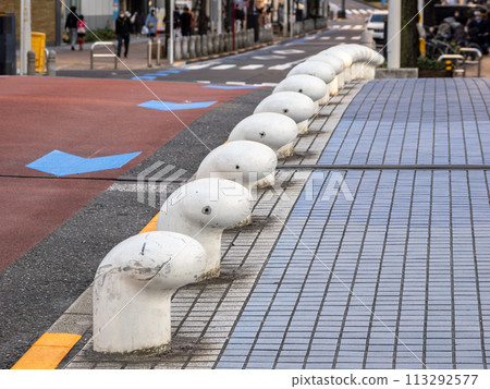 A sidewalk fence resembling a mooring post installed at Shinshiba Bridge (Minato Ward, Tokyo) 113292577