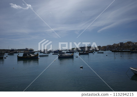 馬耳他馬爾薩什洛克的海洋景觀和傳統船 Lutz 113294215