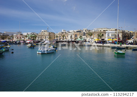 馬耳他島馬爾薩什洛克的城市景觀和傳統船 Lutz 113294217