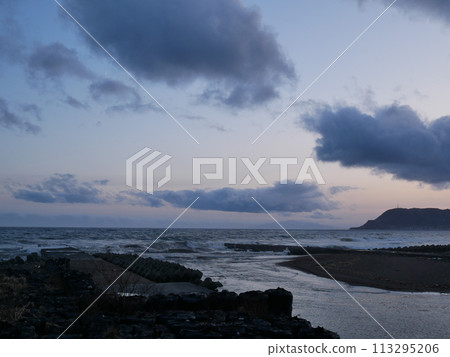 Light shining into the sea Light shining into the sea 113295206