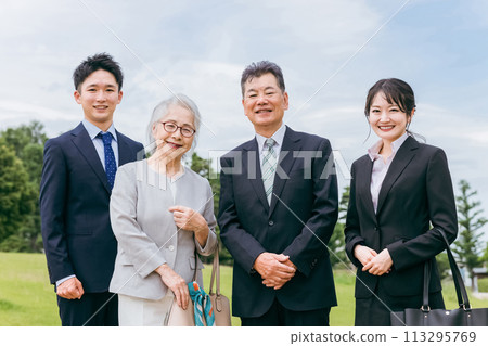 Elderly people/seniors and young people in suits (M&A/successor/business succession/inheritance/sale/acquisition/generational change) Elderly people/seniors and young people in suits (M&A/successor/business succession/inheritance/sale/acquisition/generational change) 113295769