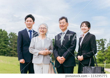 老年人/老年人和西裝年輕人（併購/繼承人/企業繼承/繼承/出售/收購/代際更替） 113295771
