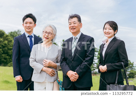 老年人/老年人和西裝年輕人（併購/繼承人/企業繼承/繼承/出售/收購/代際更替） 113295772