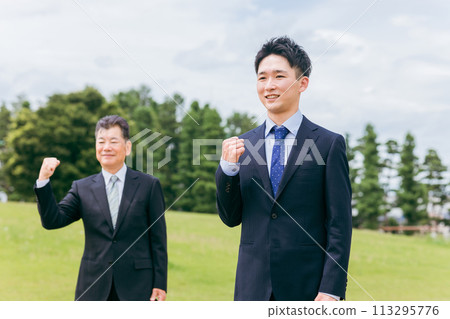 商人在公園裡揮拳（家族企業、繼承人、繼承人） 113295776