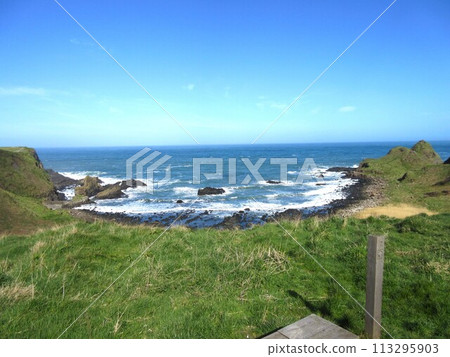 從北愛爾蘭巨人堤道看到的海岸線 113295903