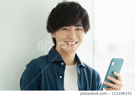 一個男人用智能手機 113296335